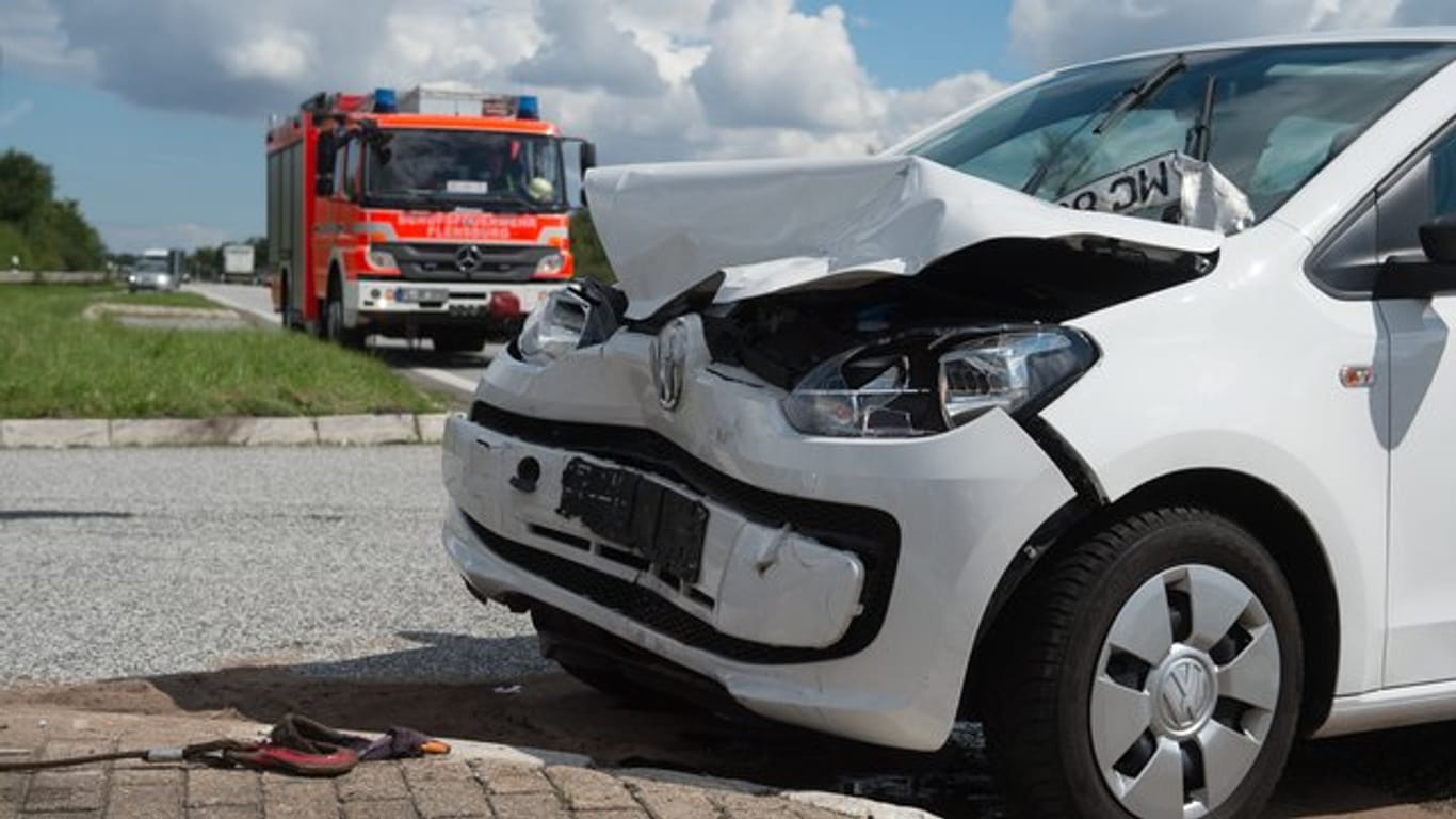 Autounfall: Nach einem Verkehrsunfall sollten sich Geschädigte, die selbst keine Schuld trifft, lieber einen Anwalt nehmen, rät die Stiftung Warentest.