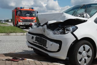 Autounfall: Nach einem Verkehrsunfall sollten sich Geschädigte, die selbst keine Schuld trifft, lieber einen Anwalt nehmen, rät die Stiftung Warentest.