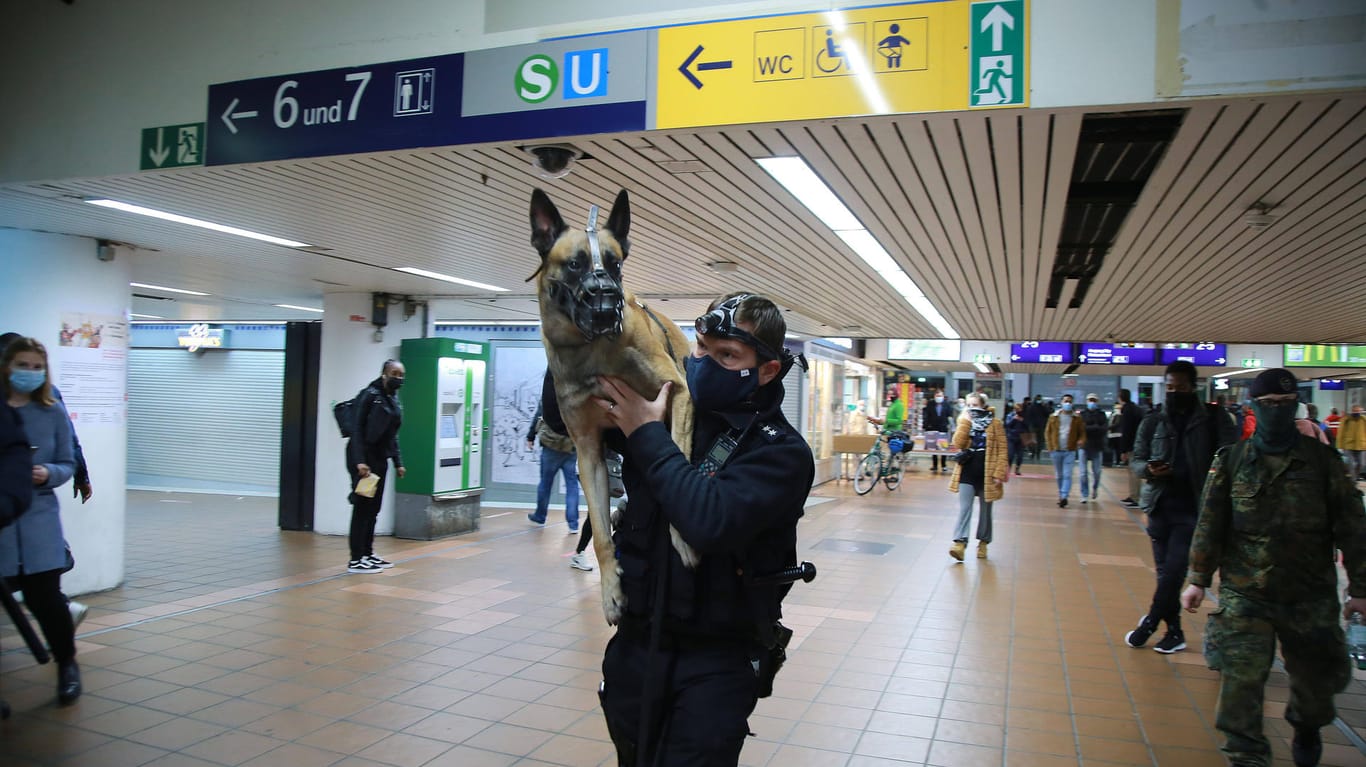 Ein Beamter mit Spürhund: Am Sonntagabend wurde der Dortmunder Hauptbahnhof nach einem Bombenverdacht gesperrt.