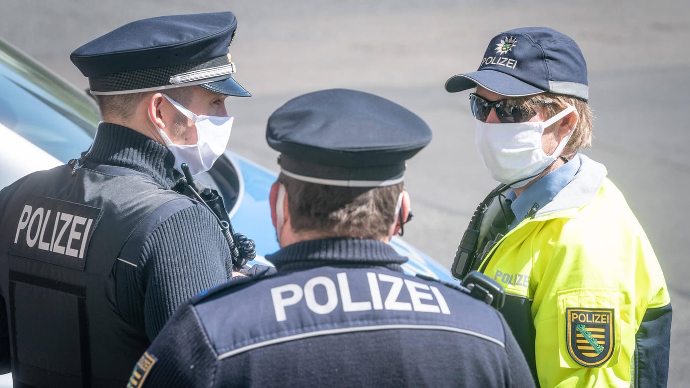 Polizisten in Dresden: In der Altstadt sind zwei Männer angegriffen worden. (Symbolbild)
