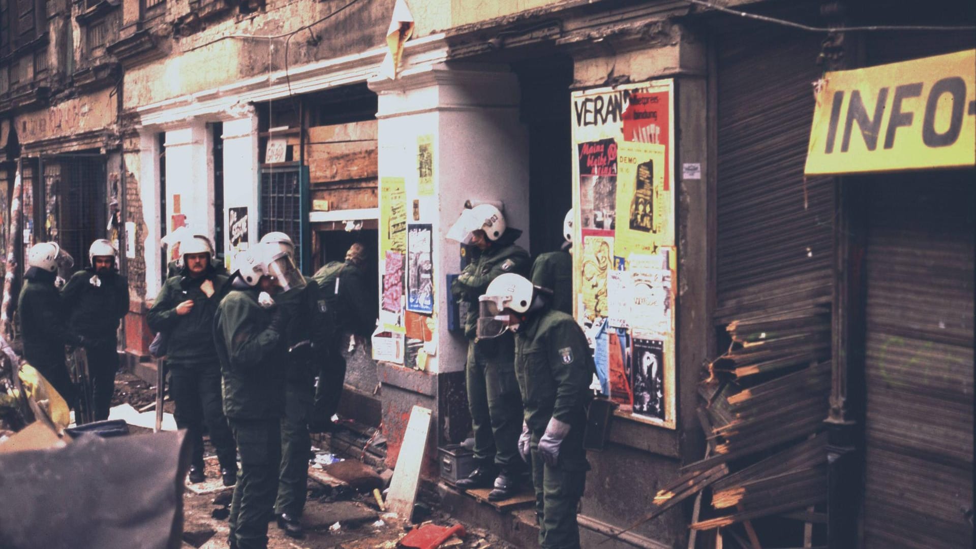 Polizeiliche Räumung besetzter Häuser in der Mainzer Straße in Berlin. Anschließend gab es Straßenkämpfe.