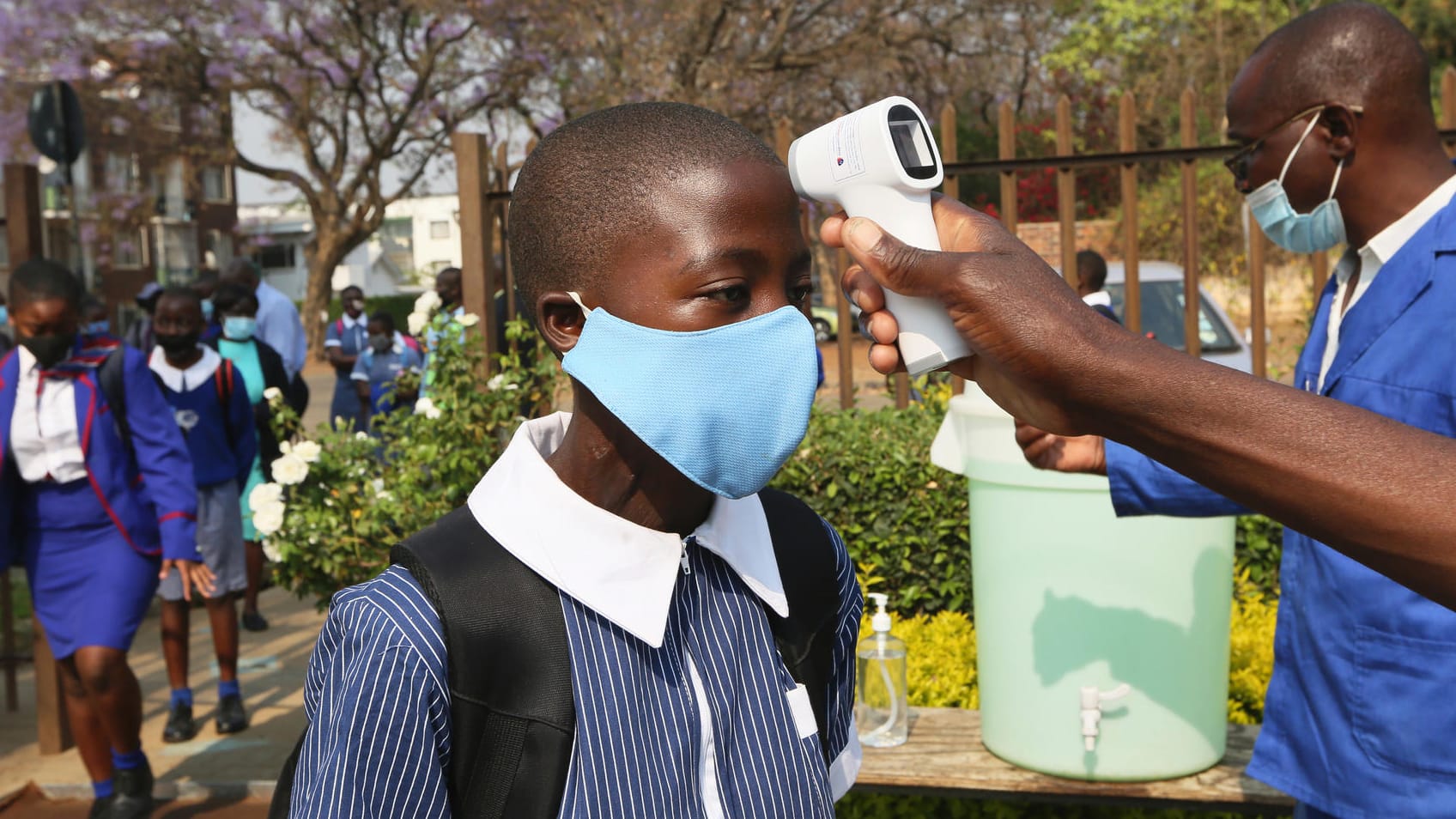 Coronavirus in Afrika: Einem Kind in Simbabwe wird vor der Schule die Temperatur gemessen.