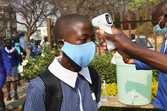Coronavirus in Afrika: Einem Kind in Simbabwe wird vor der Schule die Temperatur gemessen.