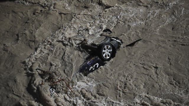 Ein Auto wird im französisch-italienischen Grenzgebiet vom Hochwasser des Fluss Roya mitgerissen. Ein Auto wird im französisch-italienischen Grenzgebiet vom Hochwasser des Fluss Roya mitgerissen.