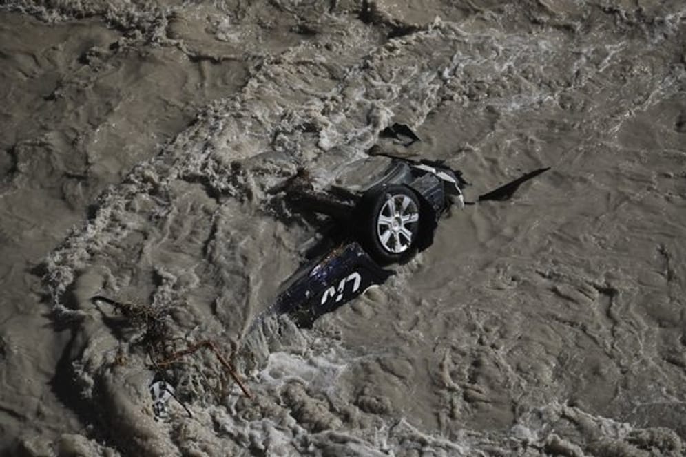 Ein Auto wird im französisch-italienischen Grenzgebiet vom Hochwasser des Fluss Roya mitgerissen.