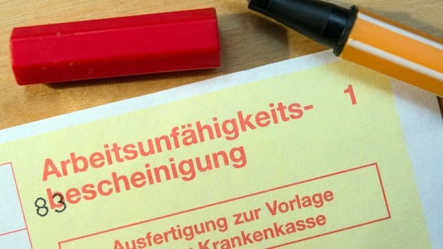 Dass die Zahl der Krankmeldungen während der Corona-Krise zurückgeht, könnte auch daran liegen, dass viele Menschen jetzt im Homeoffice arbeiten und sich Mitarbeiter so weniger gegenseitig anstecken.