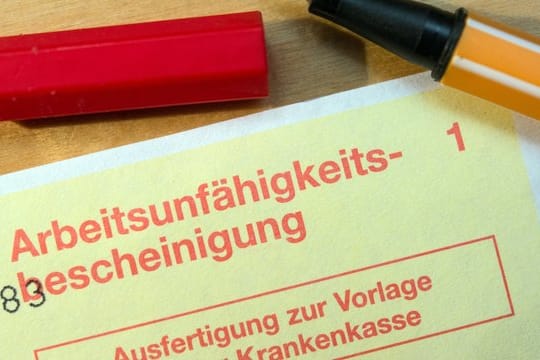 Dass die Zahl der Krankmeldungen während der Corona-Krise zurückgeht, könnte auch daran liegen, dass viele Menschen jetzt im Homeoffice arbeiten und sich Mitarbeiter so weniger gegenseitig anstecken.