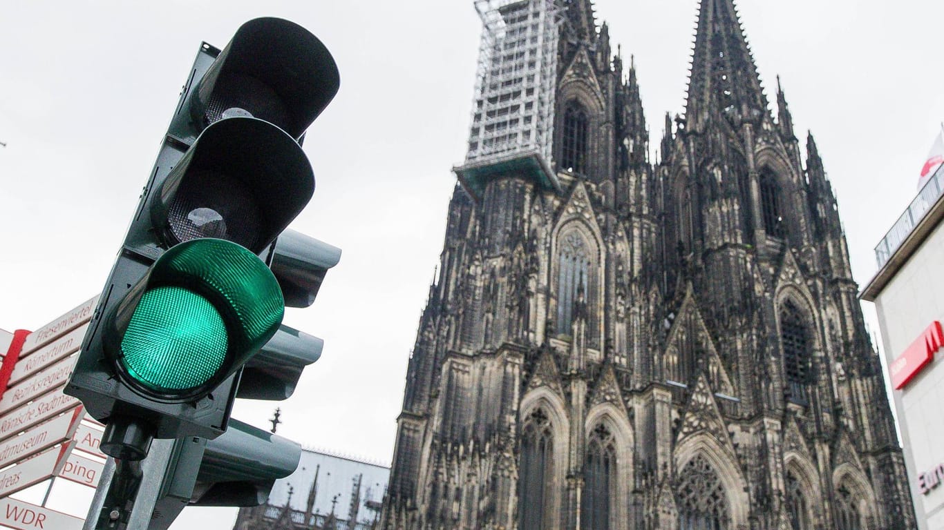 Ampel vor dem Kölner Dom (Symbolbild): In Köln hat ein Kurzschluss zahlreiche Ampeln lahm gelegt.
