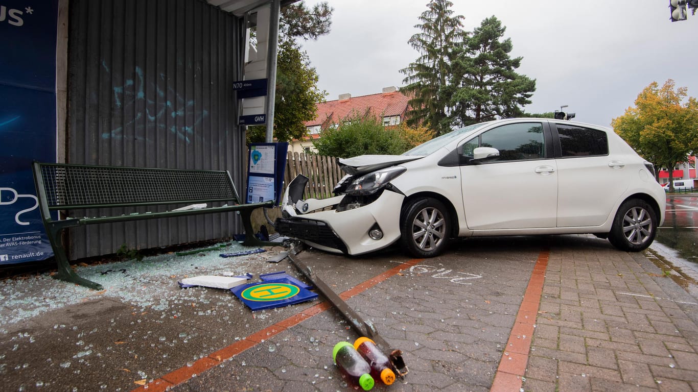Hannover: Das Auto nach dem Unfall an der Bushaltestelle.
