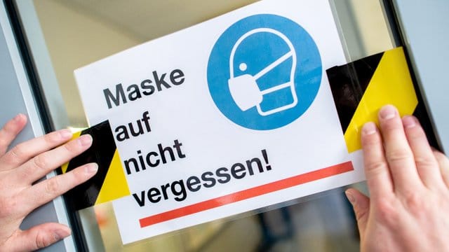 In vielen Schulen und im Schulbus gilt jetzt: Maske auf.