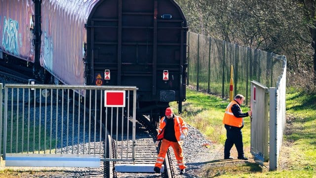 Ein Zug verlässt die Urananreicherungsanlage der Firma Urenco in Gronau (Archiv).