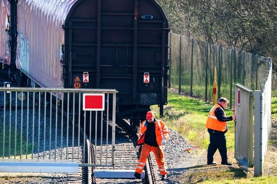 Ein Zug verlässt die Urananreicherungsanlage der Firma Urenco in Gronau (Archiv).