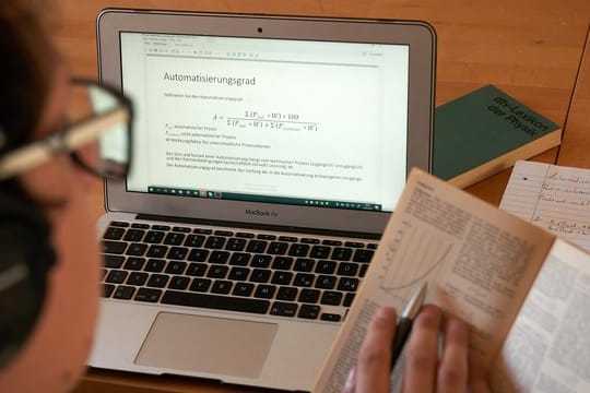 Die Hochschulen in Rheinland-Pfalz bieten im neuen Wintersemester einen Mix aus Online- und Präsenz-Veranstaltungen.