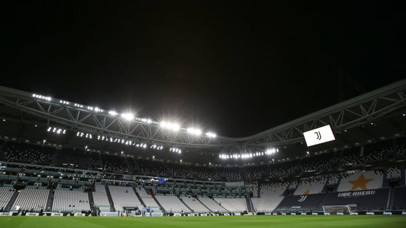 Leeres Stadion: Der SSC Neapel war wegen zwei Corona-Fällen im Team nicht nach Turin gereist. Leeres Stadion: Der SSC Neapel war wegen zwei Corona-Fällen im Team nicht nach Turin gereist.