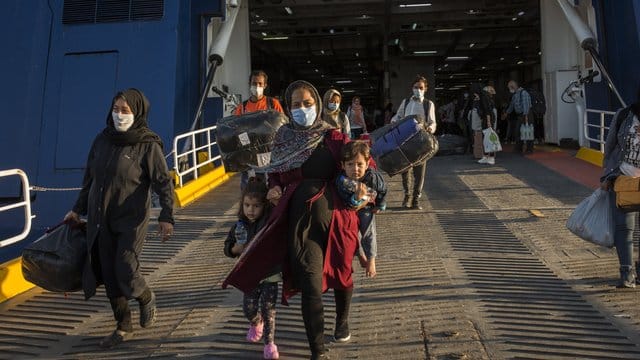 Flüchtlinge aus dem kürzlich ausgebrannten Lager Moria auf Lesbos und anderen griechischen Inseln verlassen eine Fähre im Hafen von Lavrio bei Athen.