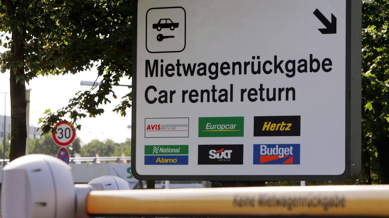 Mietwagenrückgabe am Münchner Flughafen (Symbolbild): Ein Mann hat seine geliehenen Luxuskarossen lieber behalten.