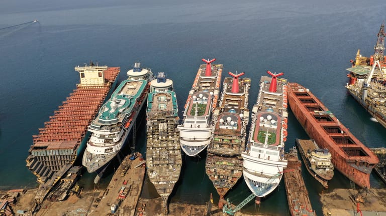Kreuzfahrtschiffe: In einer Werft in der Türkei werden nicht mehr benötigte Kreuzfahrtschiffe demontiert.