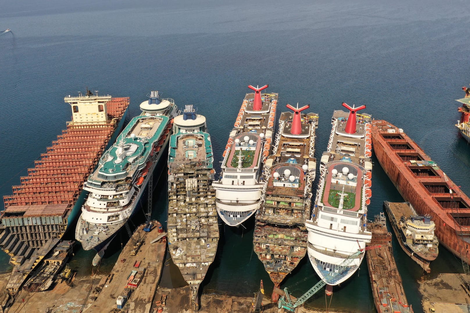 Kreuzfahrtschiffe: In einer Werft in der Türkei werden nicht mehr benötigte Kreuzfahrtschiffe demontiert.