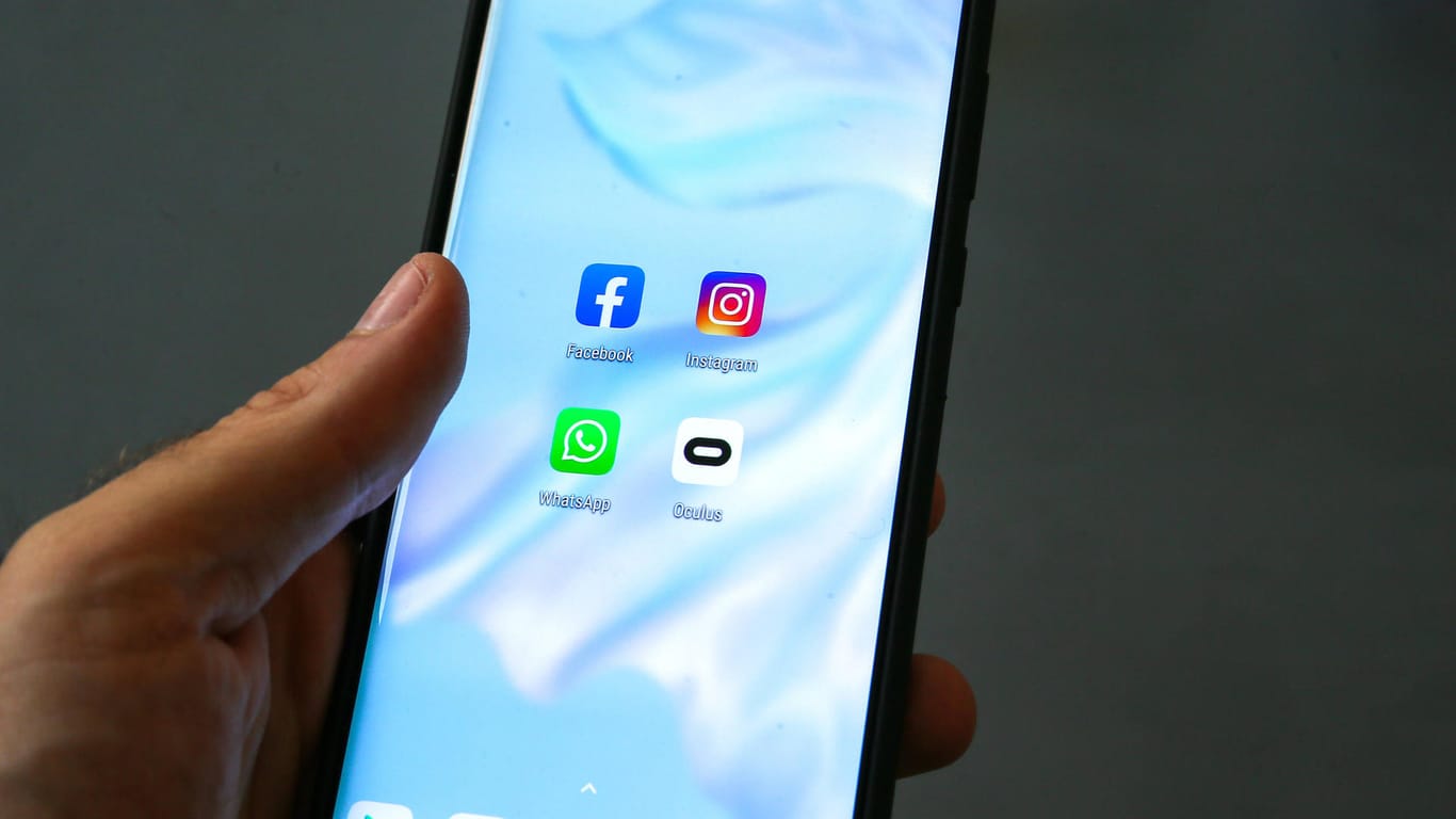 Apps von sozialen Medien auf einem Smartphone (Symbolbild): Ein Junge soll per WhatsApp zum Mord an Juden und Muslimen aufgerufen haben.