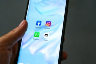 Apps von sozialen Medien auf einem Smartphone (Symbolbild): Ein Junge soll per WhatsApp zum Mord an Juden und Muslimen aufgerufen haben.