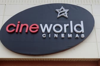 Cineworld-Logo: Die Kinokette schließt vorerst ihre Häuser in Großbritannien und in den USA.