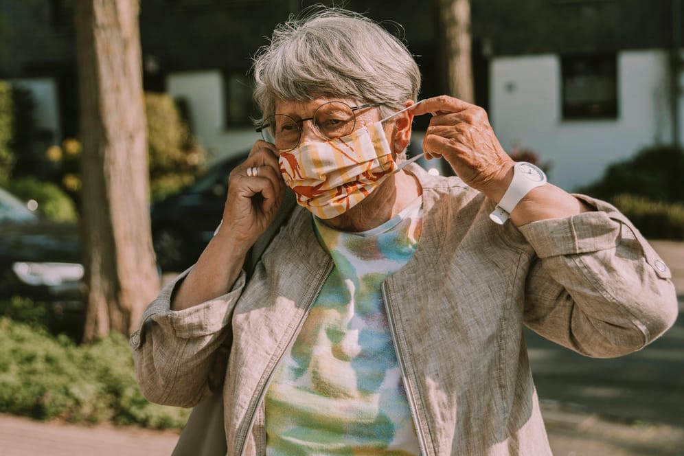 Ältere Frau mit Mund-Nasen-Schutz (Symbolbild): Die Renten werden jedes Jahr angepasst.