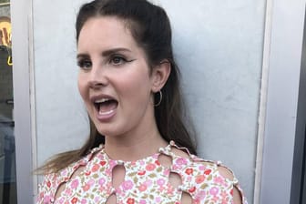 Lana Del Rey: Die US-Sängerin hat mit einem ungewöhnlichen Mund-Nasen-Schutz für Empörung gesorgt.