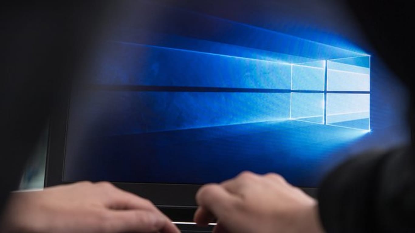 Ein Rechner mit Windows 10: Das Betriebssystem lässt sich so einstellen, dass sich zuvor geöffnete Explorer-Fenster beim Neustart automatisch wieder öffnen.