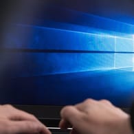 Ein Rechner mit Windows 10: Das Betriebssystem lässt sich so einstellen, dass sich zuvor geöffnete Explorer-Fenster beim Neustart automatisch wieder öffnen.