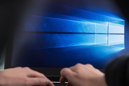 Ein Rechner mit Windows 10: Das Betriebssystem lässt sich so einstellen, dass sich zuvor geöffnete Explorer-Fenster beim Neustart automatisch wieder öffnen.