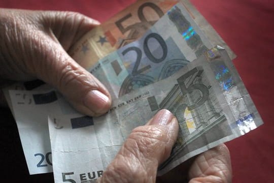 Obwohl sie immer später in Rente gehen, beziehen Menschen in Deutschland das Ruhestandsgeld immer länger. Obwohl sie immer später in Rente gehen, beziehen Menschen in Deutschland das Ruhestandsgeld immer länger.