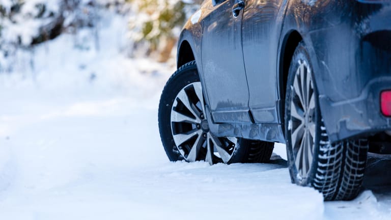Autofahren im Schnee: Bei niedrigeren Temperaturen kann der Fahrer mit Winterreifen besser bremsen und souveräner fahren.