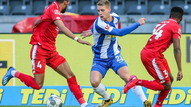 U21-Nationalmannschafts-Kapitän Arne Maier (M) wechselt auf Leihbasis für eine Saison zu Arminia Bielefeld.