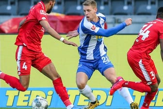U21-Nationalmannschafts-Kapitän Arne Maier (M) wechselt auf Leihbasis für eine Saison zu Arminia Bielefeld.