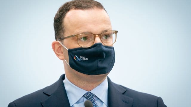 Jens Spahn (CDU), Bundesminister für Gesundheit, kommt zur Pressekonferenz in seinem Ministerium. Jens Spahn (CDU), Bundesminister für Gesundheit, kommt zur Pressekonferenz in seinem Ministerium.