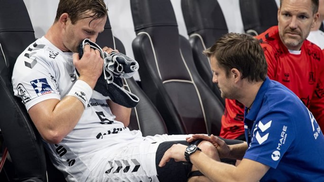 Kiels Sander Sagosen wird während des Spiels am Knie untersucht.