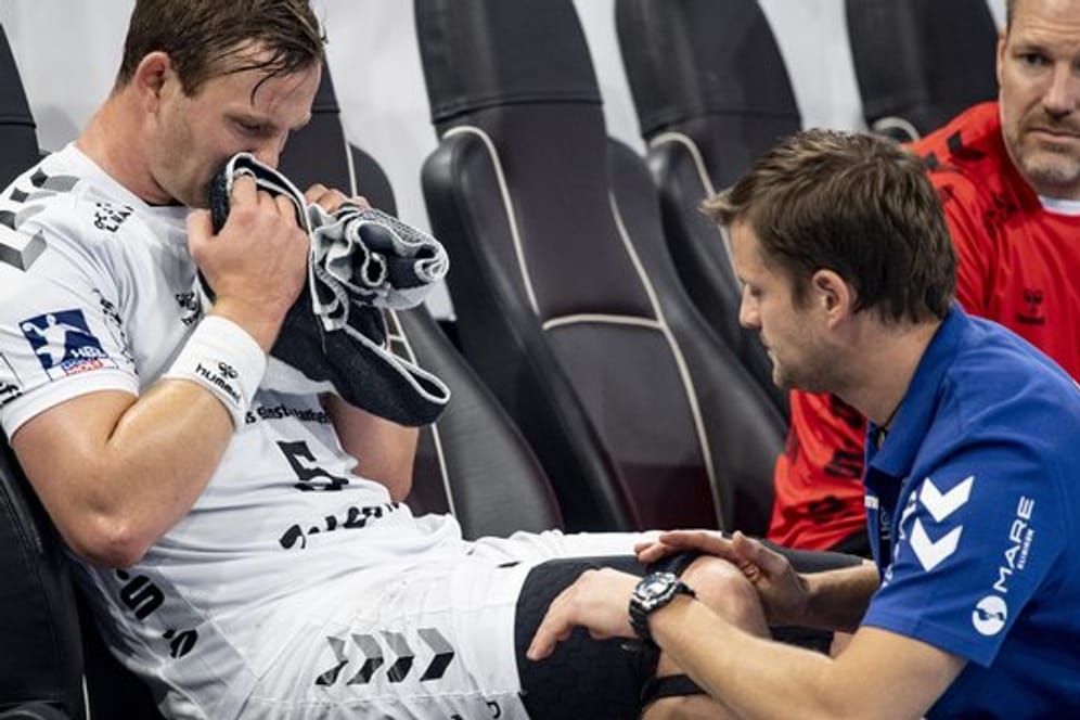Kiels Sander Sagosen wird während des Spiels am Knie untersucht.