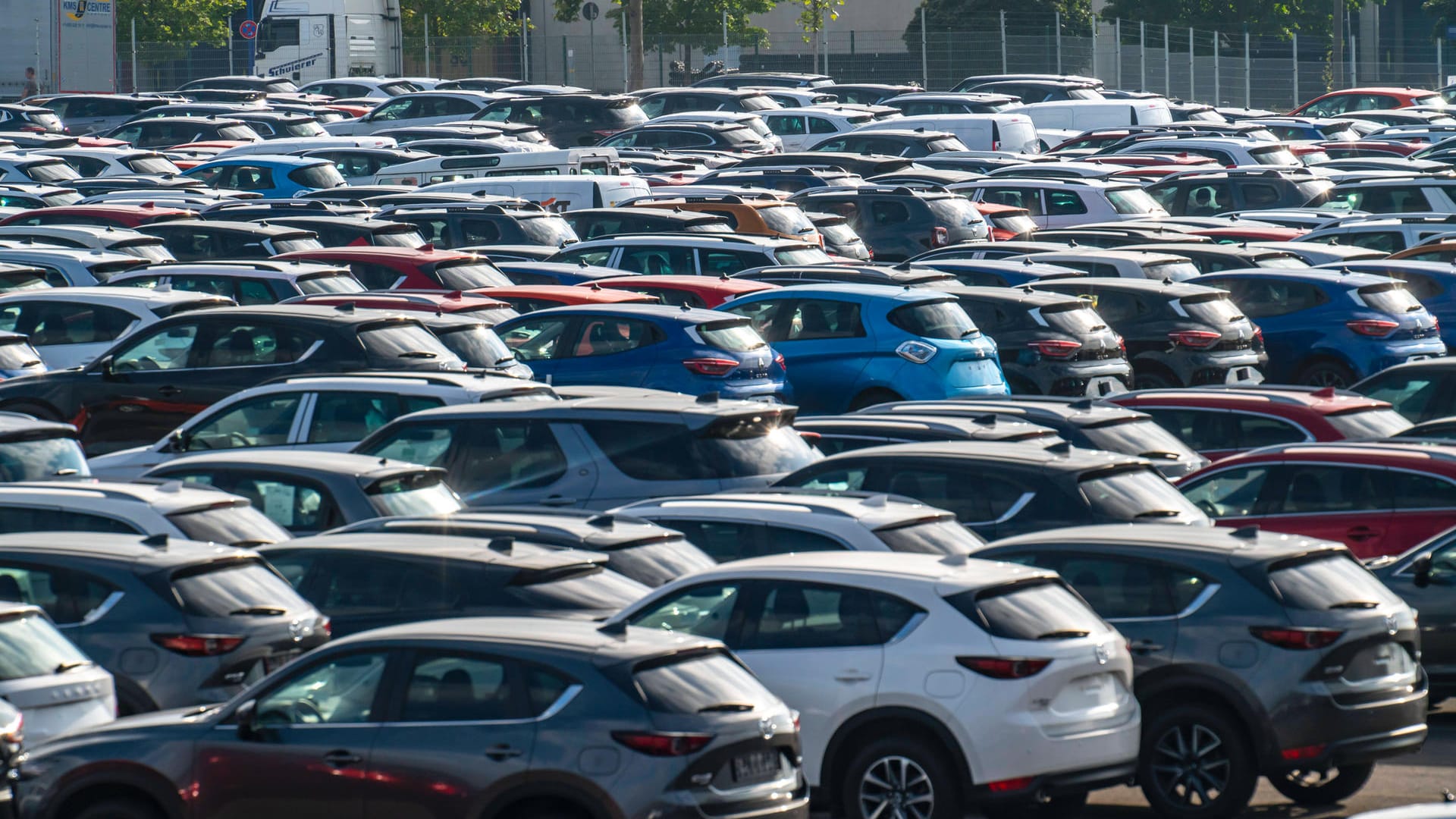 Neuwagen auf dem Weg zu den Kunden: Trotz Corona lief es im September für die Autoindustrie besser als im Vorjahresmonat. Neuwagen auf dem Weg zu den Kunden: Trotz Corona lief es im September für die Autoindustrie besser als im Vorjahresmonat.