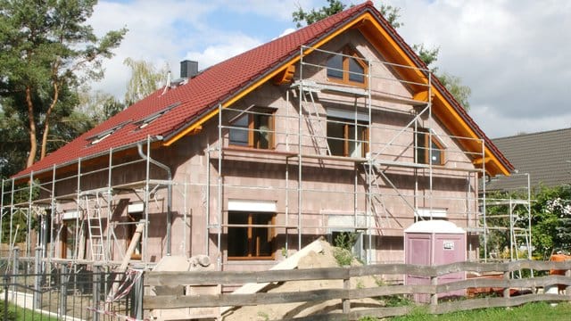 Immobilienkredite sind derzeit zwar grundsätzlich günstig - wer aber nur wenig Eigenkapital mitbringt, muss doch tiefer in die Tasche greifen. Immobilienkredite sind derzeit zwar grundsätzlich günstig - wer aber nur wenig Eigenkapital mitbringt, muss doch tiefer in die Tasche greifen.