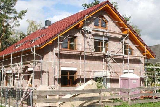 Immobilienkredite sind derzeit zwar grundsätzlich günstig - wer aber nur wenig Eigenkapital mitbringt, muss doch tiefer in die Tasche greifen. Immobilienkredite sind derzeit zwar grundsätzlich günstig - wer aber nur wenig Eigenkapital mitbringt, muss doch tiefer in die Tasche greifen.