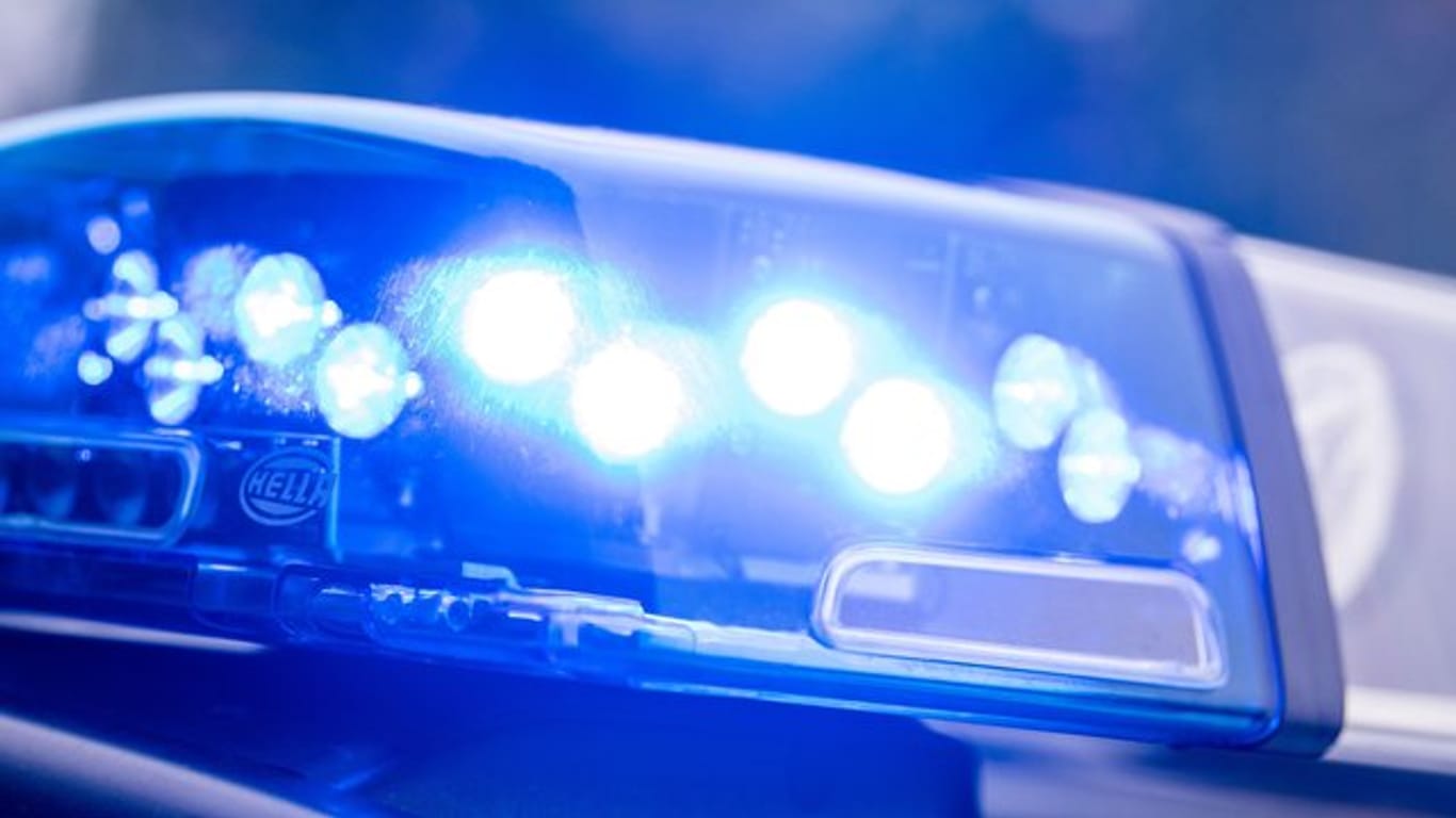 Ein Blaulicht leuchtet an einer Polizeistreife (Symbolbild): Am Flughafen in Amsterdam wurden zwei Verdächtige festgenommen.