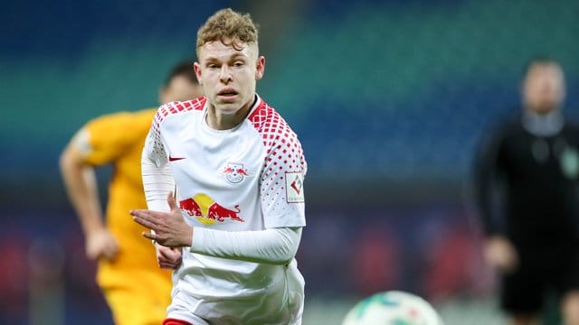 Rechtsverteidiger Kilian Ludewig am Ball.