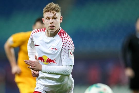 Rechtsverteidiger Kilian Ludewig am Ball.
