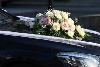 Ein Mercedes mit einem Blumenstrauß (Symbolbild): Bei einem Hochzeitskorso ist eine Frau beinahe überfahren worden.