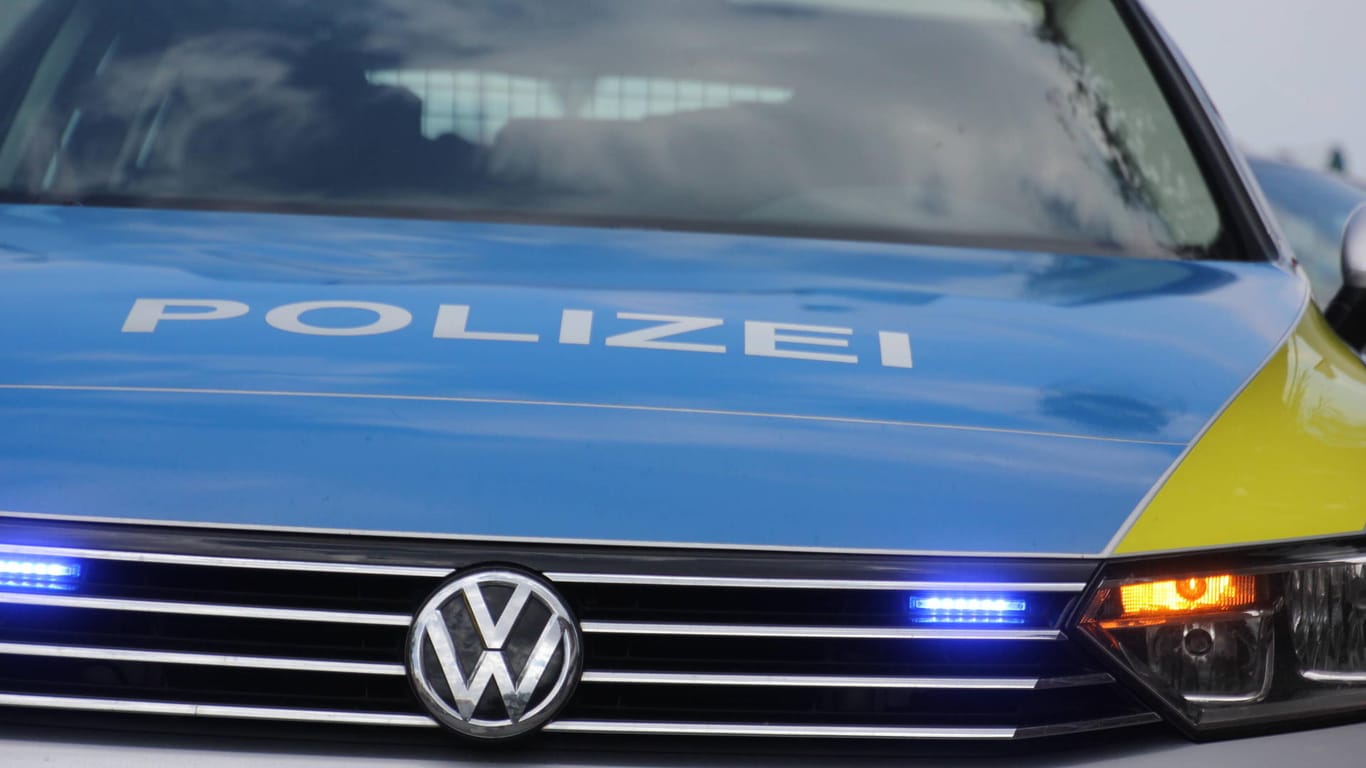 Ein Einsatzwagen der Polizei: In Wolfsburg hat ein führerscheinloser 28-Jähriger einen Unfall gebaut.