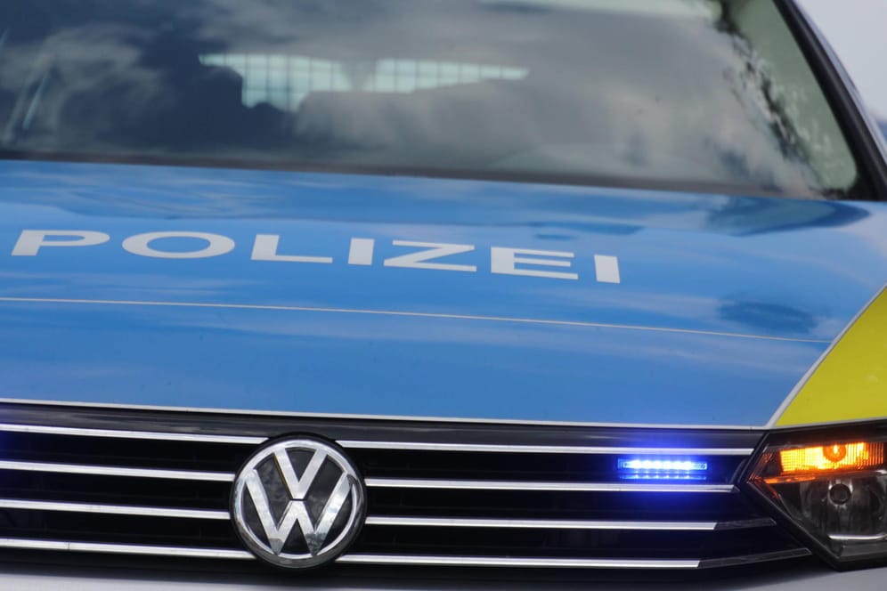 Ein Einsatzwagen der Polizei: In Wolfsburg hat ein führerscheinloser 28-Jähriger einen Unfall gebaut.