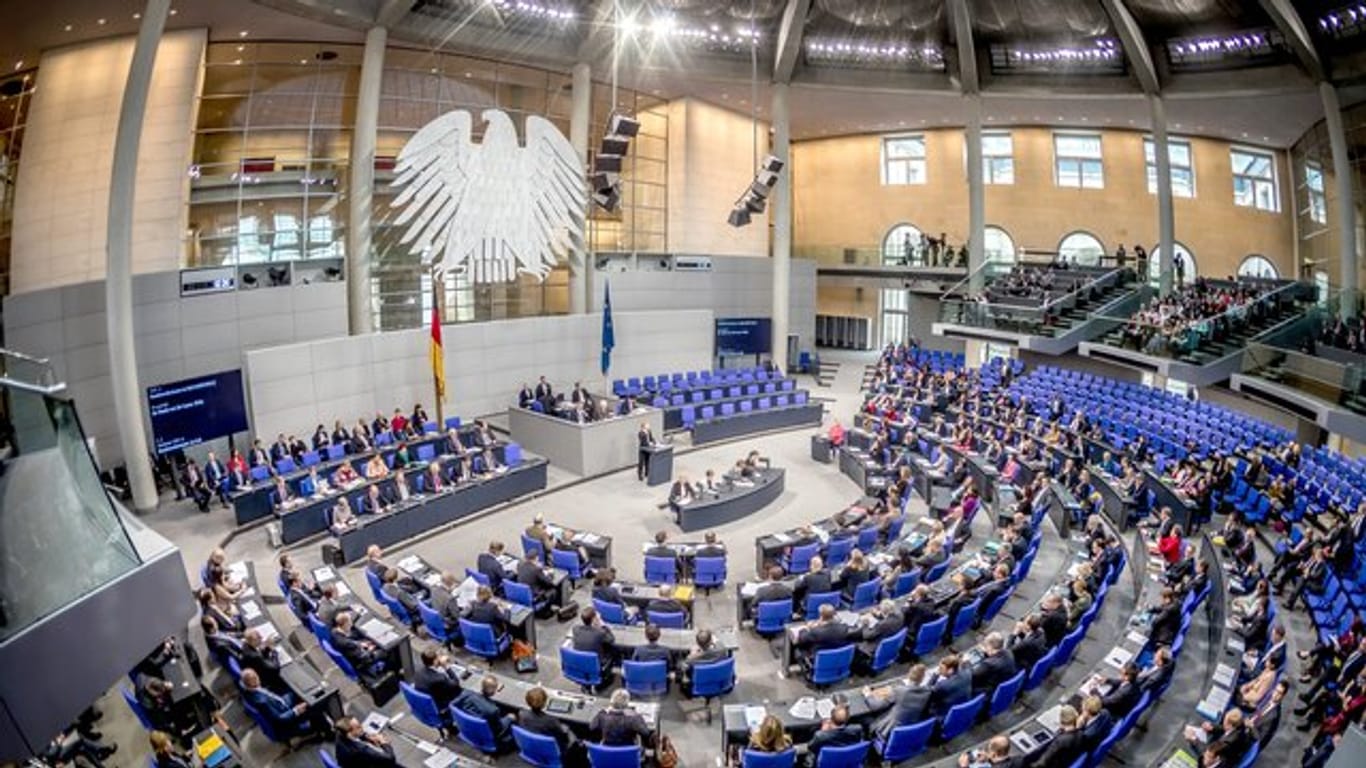 Die Maskenpflicht im Bundestag soll "für alle Räume, einschließlich des Plenarsaals, der Sitzungssäle und Besprechungsräume, sowie für alle Verkehrsflächen und Aufzugsanlagen der Gebäude" gelten.