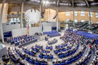 Die Maskenpflicht im Bundestag soll "für alle Räume, einschließlich des Plenarsaals, der Sitzungssäle und Besprechungsräume, sowie für alle Verkehrsflächen und Aufzugsanlagen der Gebäude" gelten.