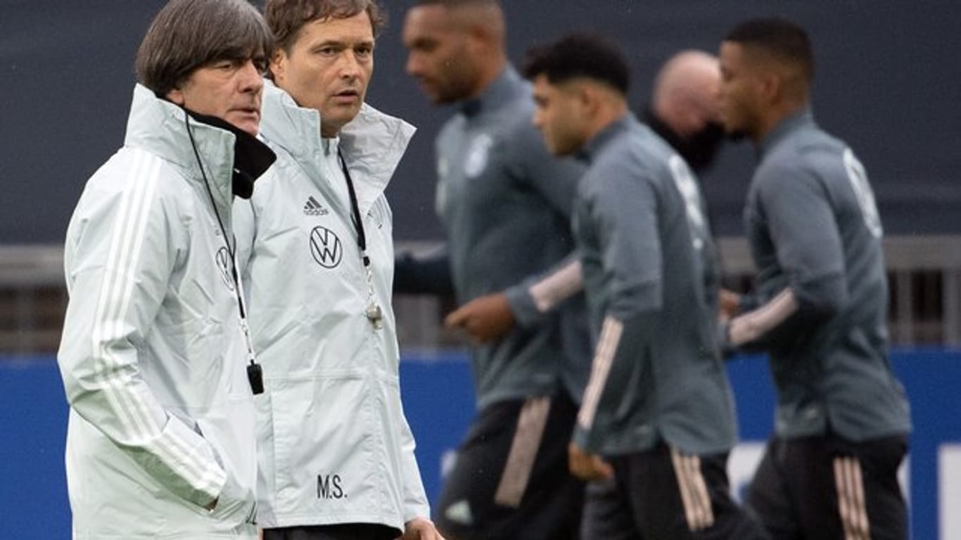 Bundestrainer Joachim Löw und Assistenztrainer Marcus Sorg beobachten das Training der Nationalmannschaft im Südstadion.