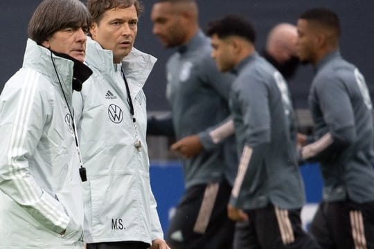 Bundestrainer Joachim Löw und Assistenztrainer Marcus Sorg beobachten das Training der Nationalmannschaft im Südstadion.